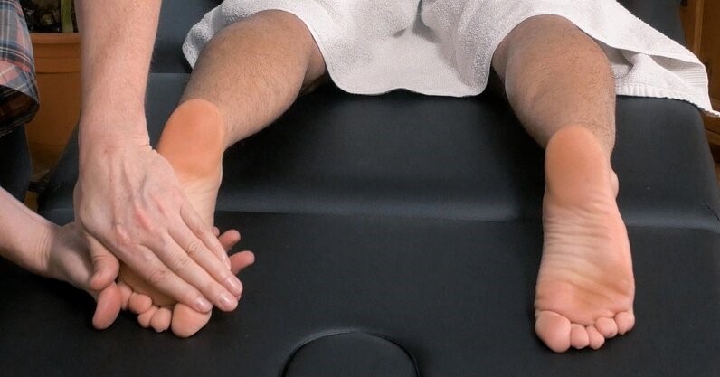 Massagem terapêutica nos pés durante a sessão